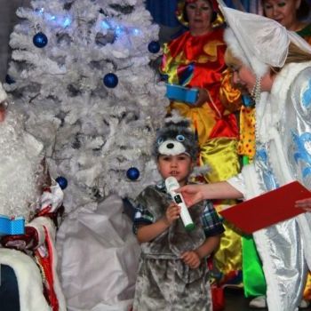 Новогодние представления в «Зазеркалье» порадовали детей