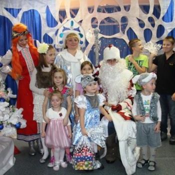 Новогодние представления в «Зазеркалье» порадовали детей